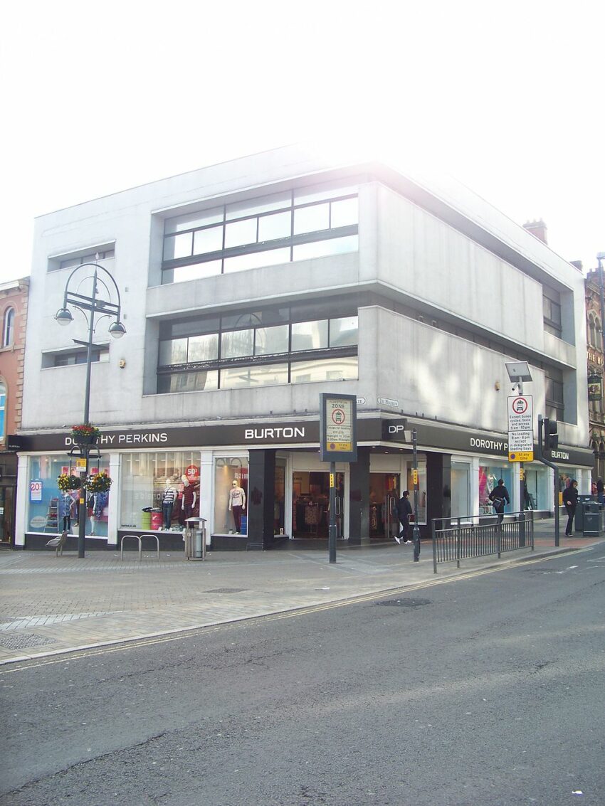 1024px-Burton_and_Dorothy_Perkins_on_the_junction_of_Briggate_and_The_Headrow,_Leeds_(11th_April_2011)